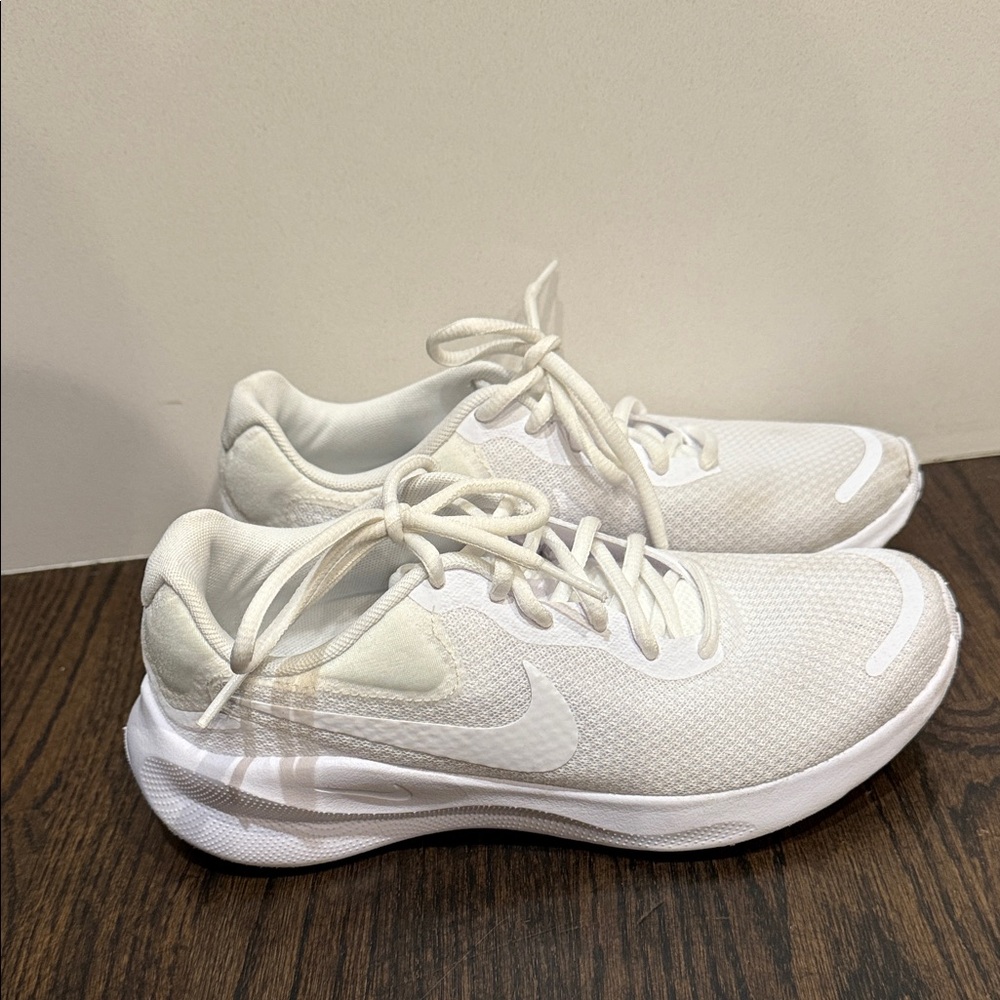 Nike Women's White Revolution 7 Athletic Shoes Size 6.5 excellent condition